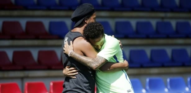 Você deixou um legado, diz Neymar a Ronaldinho; veja homenagens