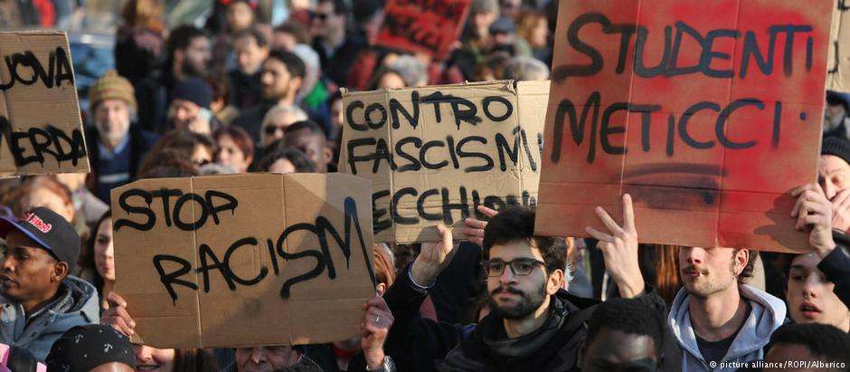 Multidão protesta na Itália contra fascismo e racismo