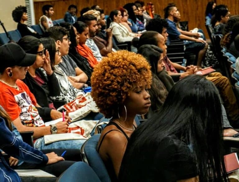 Uneafro inicia curso “Jovens promotores de direito anti-discriminatório” com sala cheia