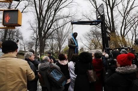 Nova York retira estátua de médico que operava escravas sem anestesia
