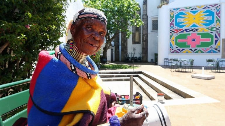 Esther Mahlangu, da tribo sul-africana Ndebele, criou um mural em Évora