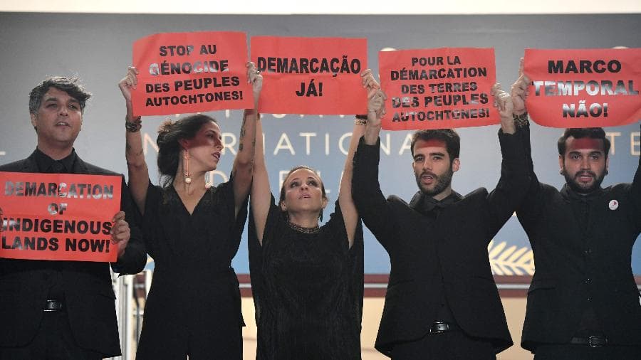 Cannes tem protesto no tapete vermelho contra o “genocídio indígena” no Brasil