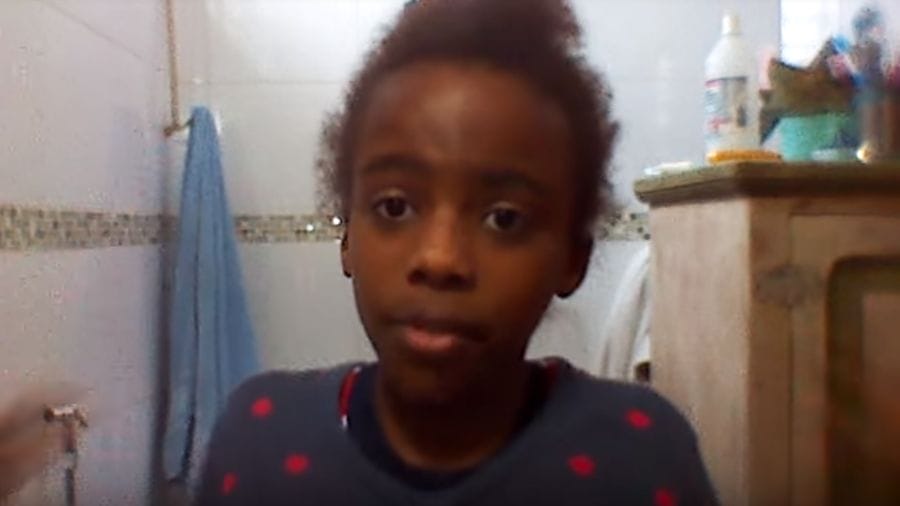 Após ataques racistas, garota de 11 anos vira rosto de marca de beleza