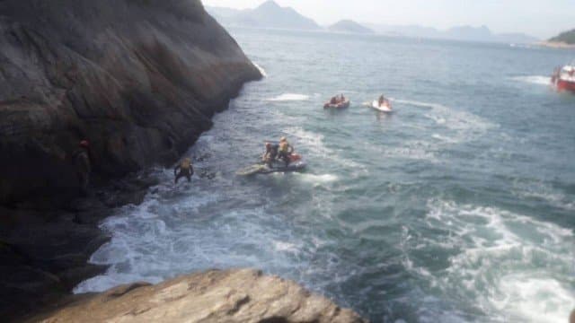 Sete corpos são achados em pedras no mar da Praia Vermelha, e parentes dizem ser de traficantes executados pela PM