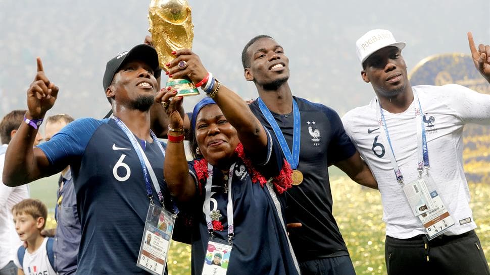 Mãe de Pogba quebra protocolo da FIFA e levanta troféu