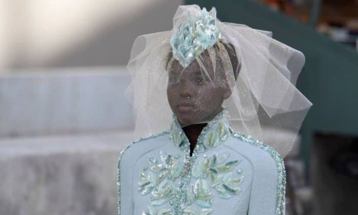 Modelo sul-sudanesa é a segunda mulher negra a encerrar desfile de alta-costura da Chanel