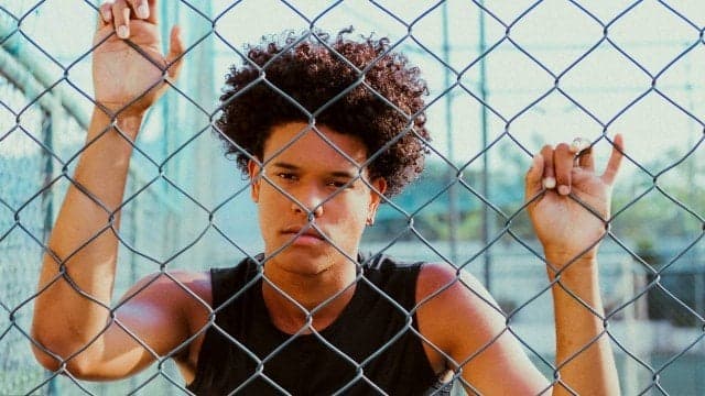 Jovem negro denuncia ter sofrido racismo dentro de ônibus no Rio