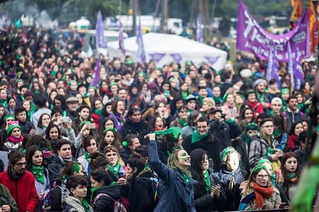 Senado argentino veta legalização do aborto; entenda a votação e próximos passos