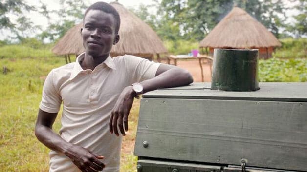 Estudante de Uganda cria invenção para conservar alimentos e evitar desperdício