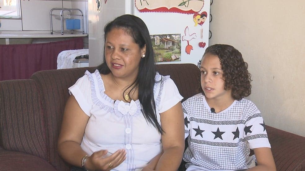 Família entra na Justiça após escola no DF proibir aluno de ter cabelos longos