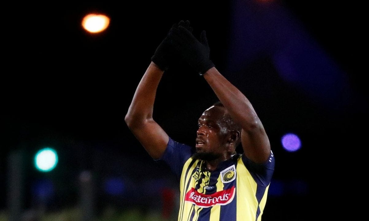 Lá vem o Raio! Usain Bolt faz sua estreia como jogador de futebol na Austrália