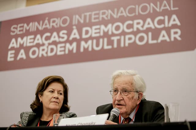 Chomsky: “Crescimento da extrema-direita é consequência do neoliberalismo”