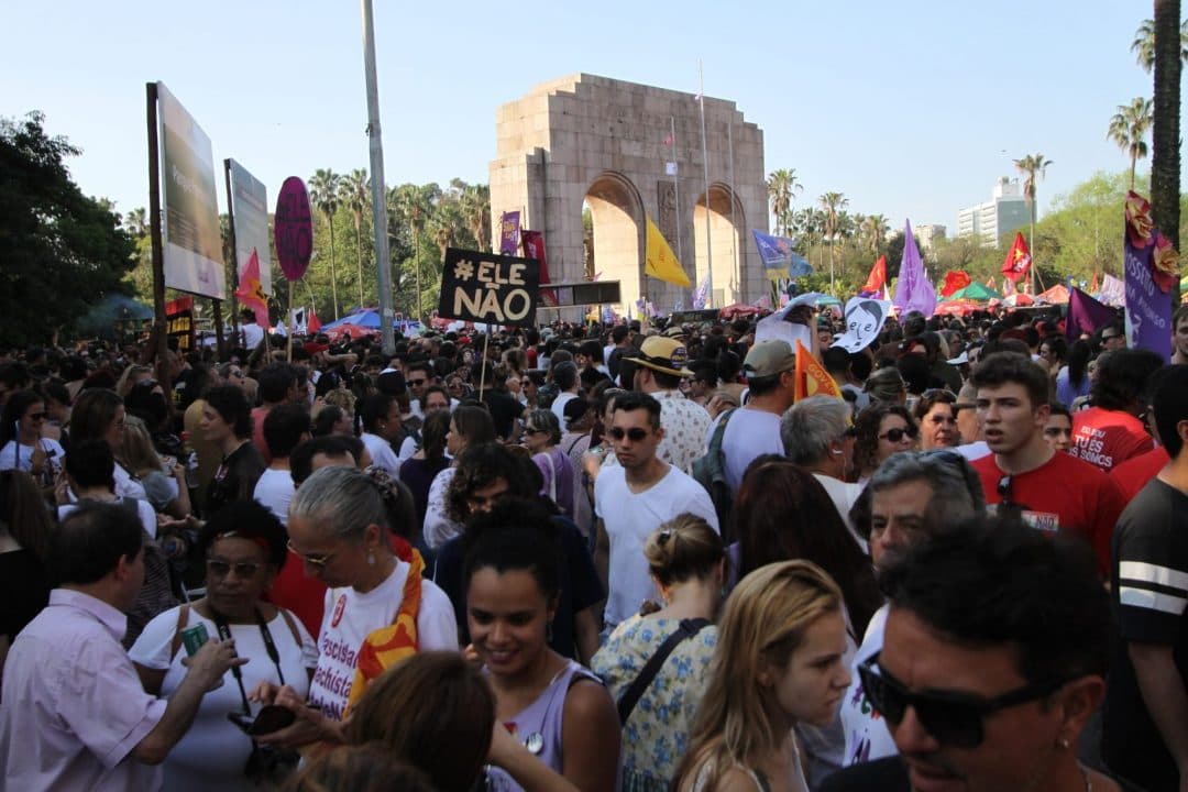 Multidão toma ruas de Porto Alegre contra Bolsonaro