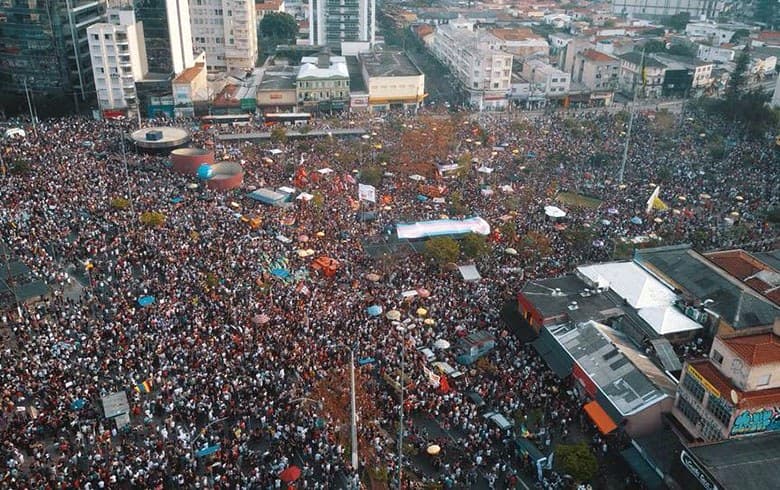 Manifestantes tomam o Largo da Batata, em SP, para lutar contra o fascismo