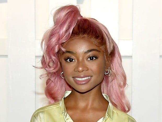 Atriz negra rebate após críticas por cabelo rosa ‘não combinar com sua cor’