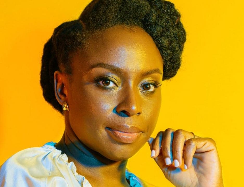 Escritora Chimamanda Adichie brilha em nova campanha da linha de maquiagem Boots No7
