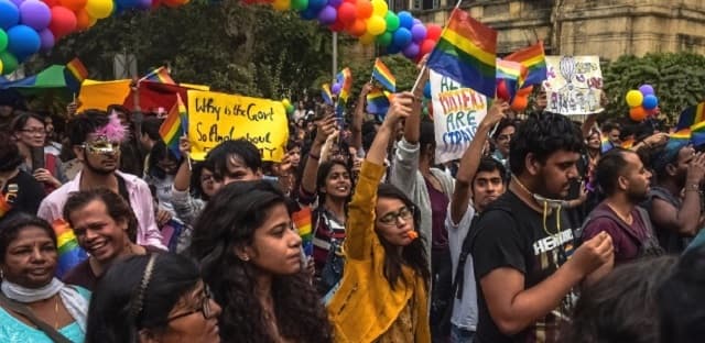 Um terço dos gays indianos é casado com mulheres