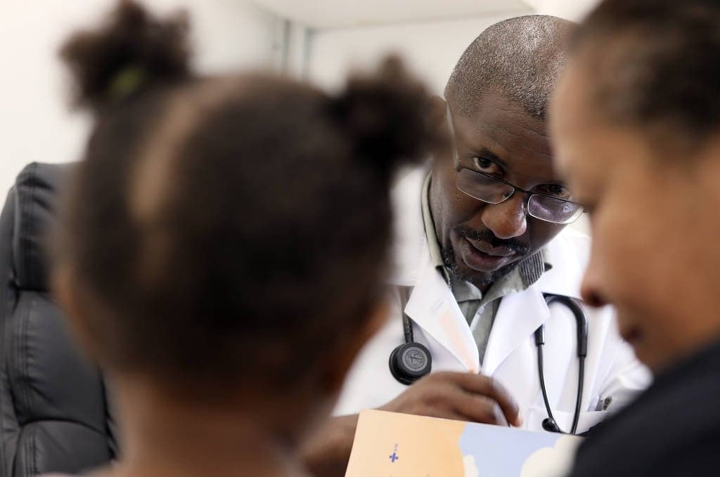 Médico negro ignora até conselhos da mãe e vira raridade na periferia de SP
