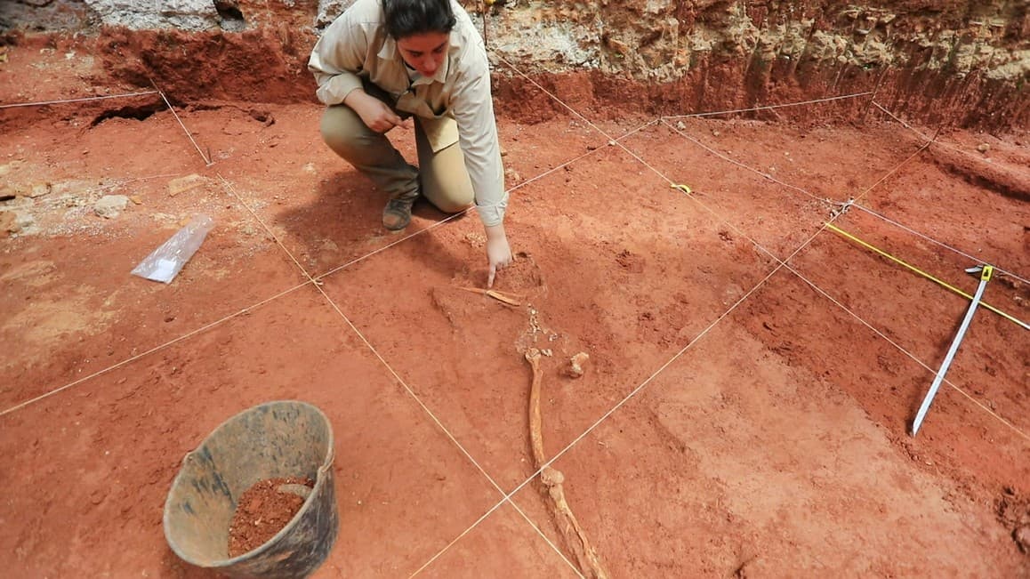 Arqueólogos encontram ossadas da época da escravidão em terreno no Centro de São Paulo