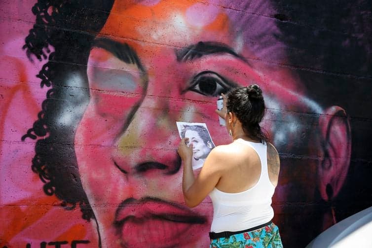 Grafites de Marielle e Maria da Penha são alvos de ataques de vândalos no Rio