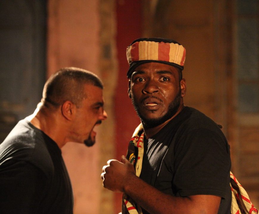 Dois atores negros em atuação