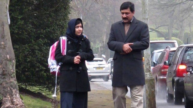 A paquistanesa Malala Yousafzai, prêmio Nobel da Paz, caminha com seu pai, Ziauddin, em Birmingham, na Inglaterra 