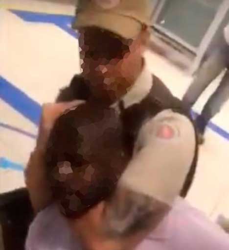 um policial imobilizando um homem negro