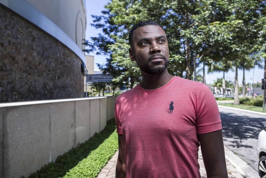 João Artur Carvalho da Luz, 37, é motorista de aplicativo e diz que já sofreu racismo durante o trabalho - Jardiel Carvalho