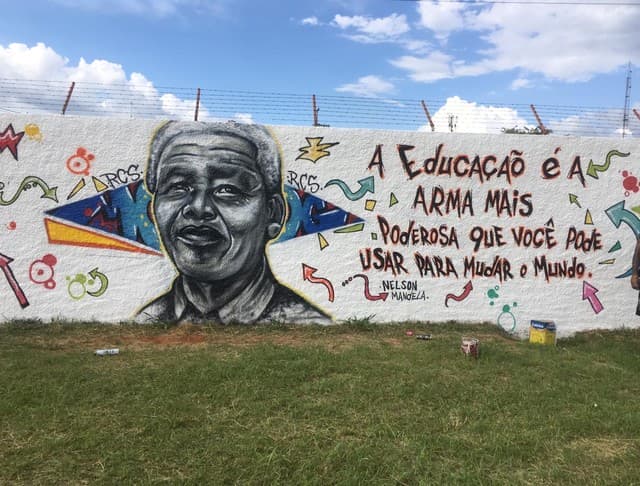 Após repercussão, escola com gestão militar no DF refaz mural com rosto de Mandela