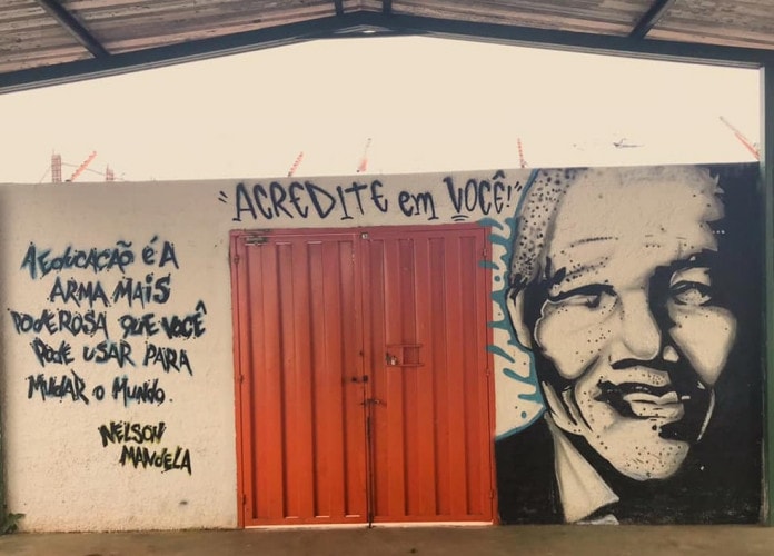 Rosto de Nelson Mandela grafitado, em 2018, no CED 1 da Estrutural