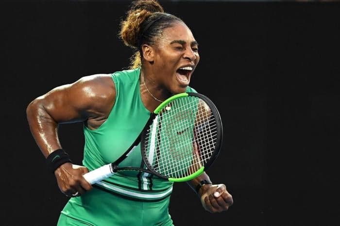 Serena Williams, tenista negra, comemorando uma vitoria