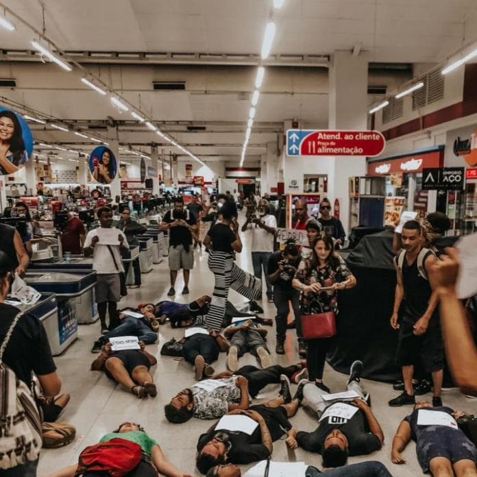 corpos deitados no chão do supermercado extra em protesto a morte de Pedro Henrique Gonzaga