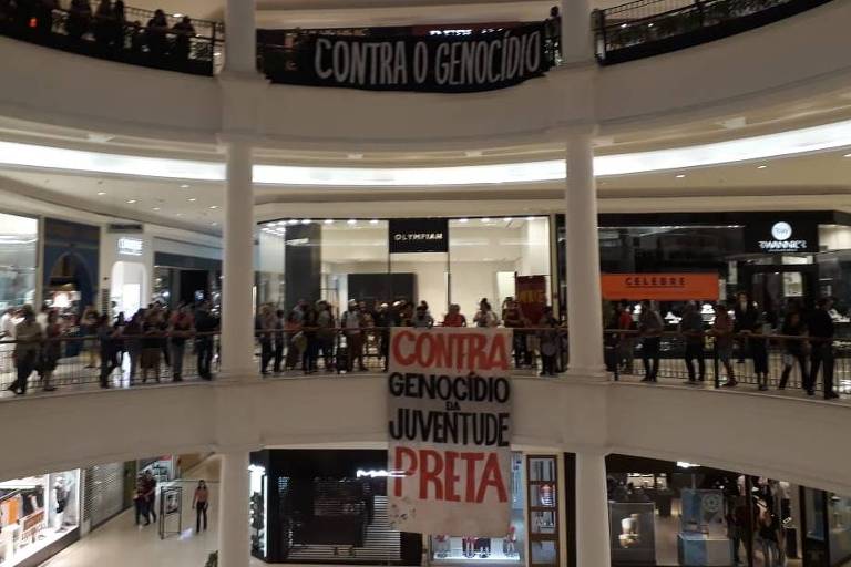 Protesto de entidades do movimento negro no Shopping Higienópolis contra pedido judicial para apreender crianças em situação de rua 