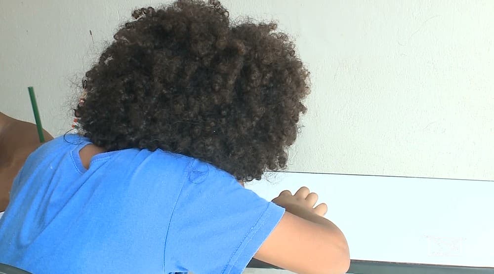 Diretora impede criança com cabelo afro de ser matriculado em escola do Maranhão