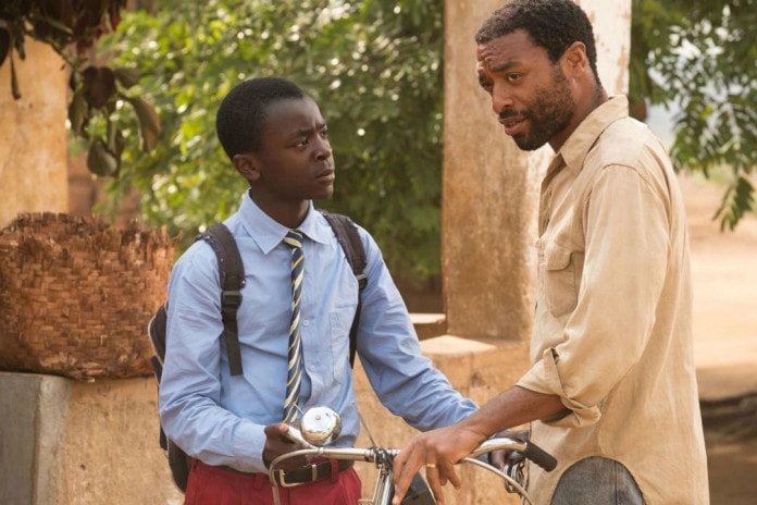 Cena do Filme da Netflix dois atores negros um menino e um homem