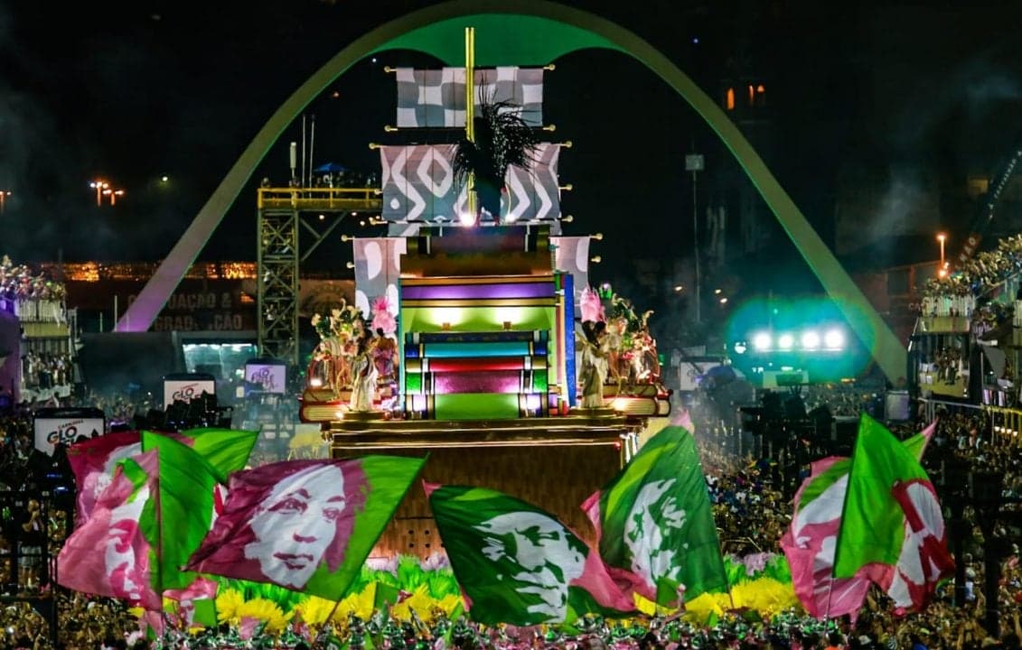 Mangueira ganha Estandarte de Ouro com enredo sobre os heróis da resistência no Brasil