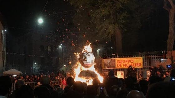 Cidade italiana queima boneco de Salvini em ato antirracista