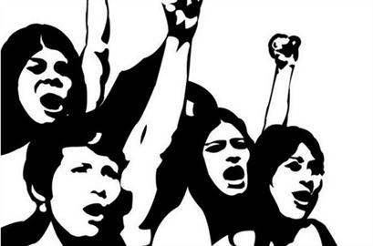 Ilustração em preto e branco com varias mulheres gritando e com os punhos fechados. 