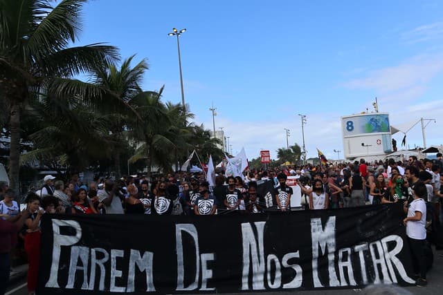 “Parem de nos matar”: aumento da violência policial motiva protesto no Rio de Janeiro