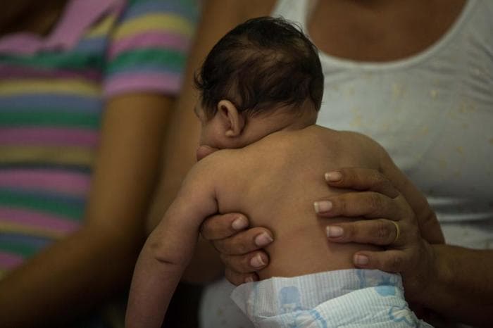 INSS corta benefício e mães de crianças com microcefalia protestam em Pernambuco