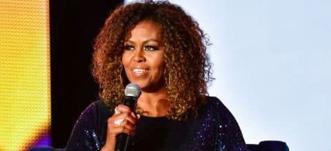 Michelle Obama é elogiada ao aparecer com os cabelos naturais