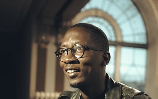 “Continuamos nos tratando como os colonizadores nos tratavam”, diz escritor angolano Kalaf Epalanga