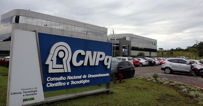 Sem dinheiro, CNPq deve suspender pagamento de bolsas