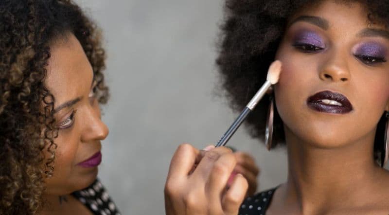 Profissionais relatam casos de racismo no mercado de maquiagem