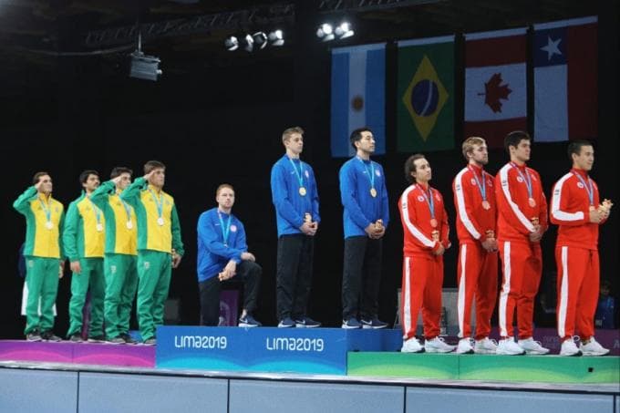 Por trás da foto: por que este atleta dos EUA se ajoelhou no pódio do Pan