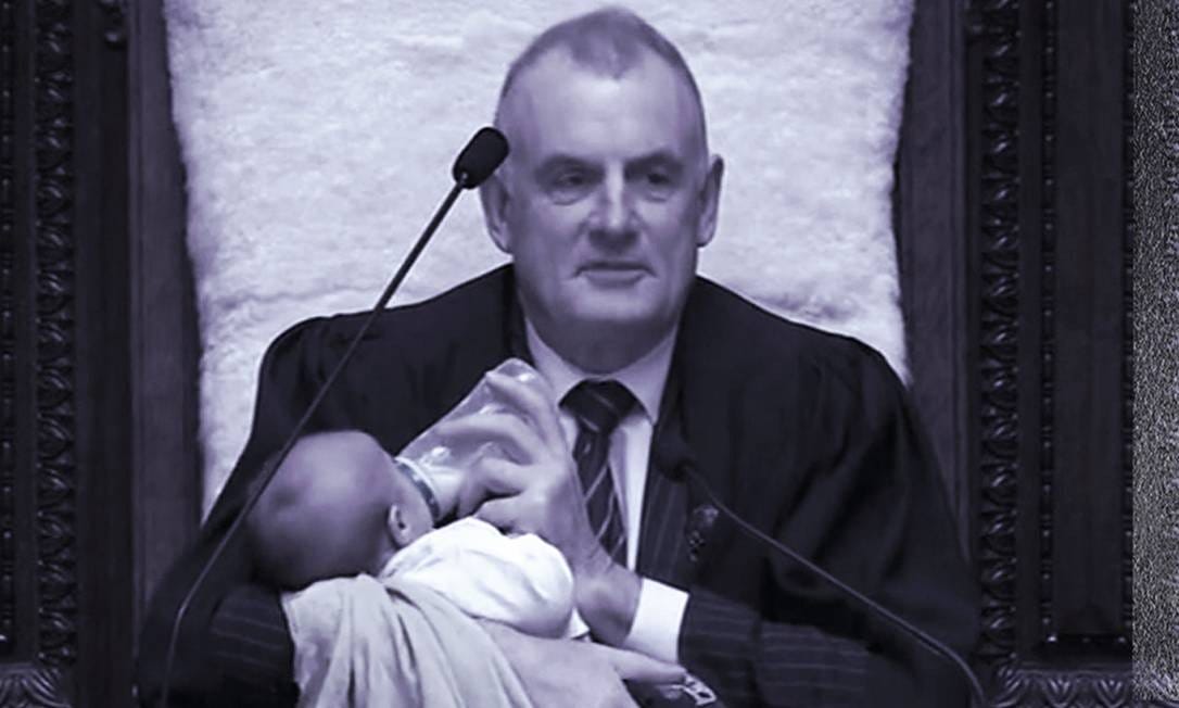 Presidente do Parlamento da Nova Zelândia lidera sessão enquanto embala e dá mamadeira a bebê