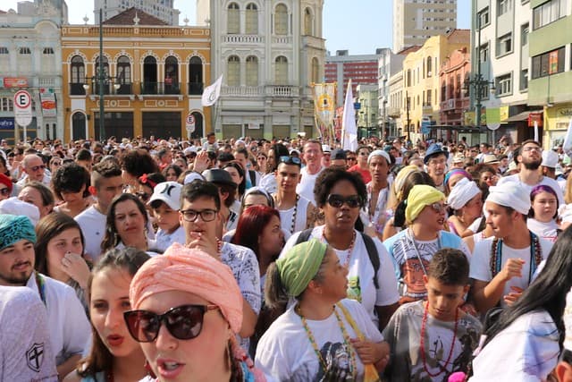 Em Curitiba, marcha se posiciona contra intolerância religiosa e racismo