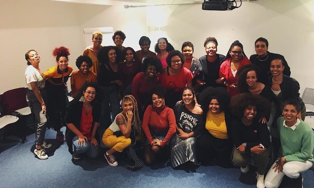 Conheça o Indique uma Preta, rede de apoio para mulheres negras