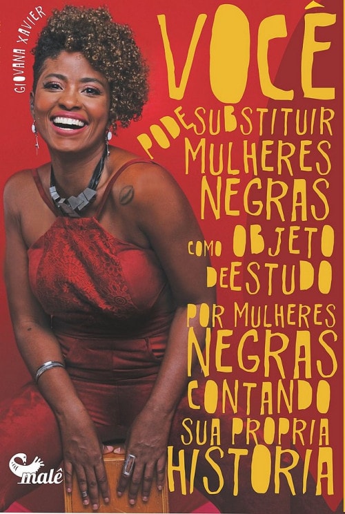 Capa do livro de estreia de Giovana Xavier , onde mostra ela sentada sorrindo e ao lado o título do livro 'você pode substituir mulheres negras como objeto de estudo por mulheres negras contando sua própria história' 
