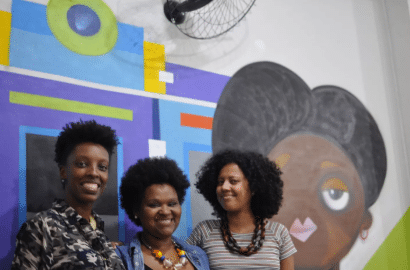 três mulheres negras sorrindo  